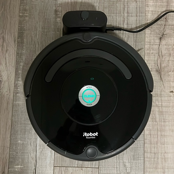 iRobot Roomba Robot Vacuum - Picture 3 of 10